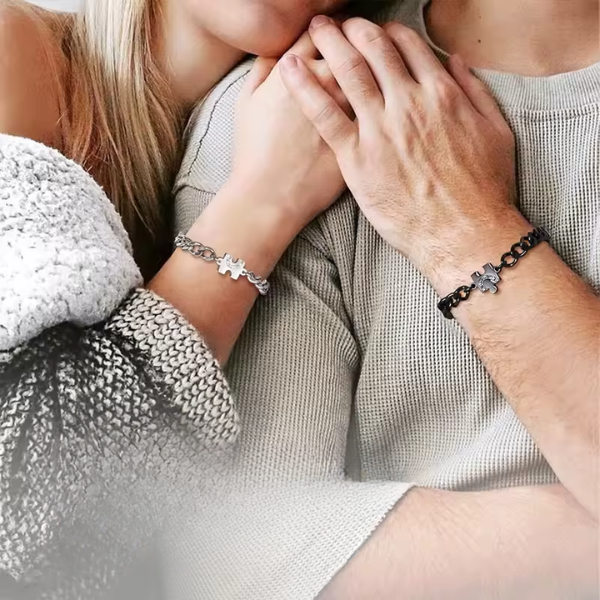 Couple portant des bracelets assortis en chaîne argentée et noire
