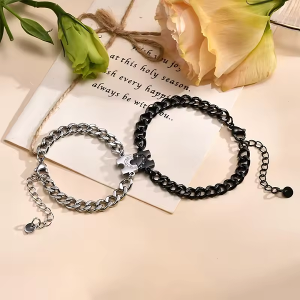 Bracelets assortis pour couple posés sur une table avec fleurs et carte