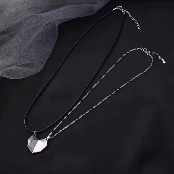 Ensemble de deux colliers aimantés avec chaînes et cordon