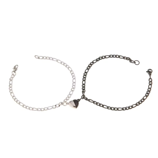 Ensemble de deux bracelets couple aimantés en acier inoxydable, l’un noir et l’autre argenté, avec pendentif magnétique en forme de cœur.