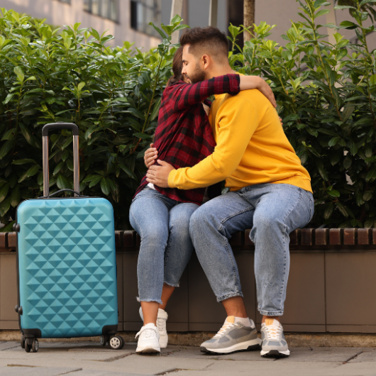 Couple qui se retrouve après une longue séparation due à une relation à distance, montrant l’émotion et la complicité.