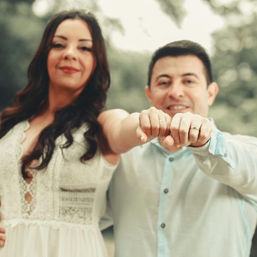 couple fiancé montrant leurs bagues de fiançailles